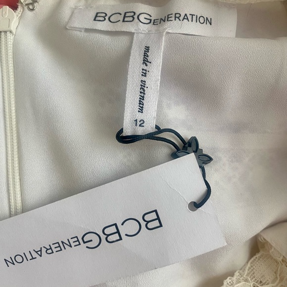NWT BEAUTIFUL BCBG WHITE LACE DRESS - Picture 2 of 4